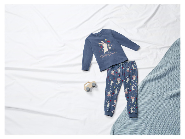 Blauer Kinderpyjama mit Kaninchen-Motiv.