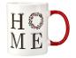 Weiße Tasse mit rotem Henkel, mit dem Text „HOME“ und einem Weihnachtskranz.