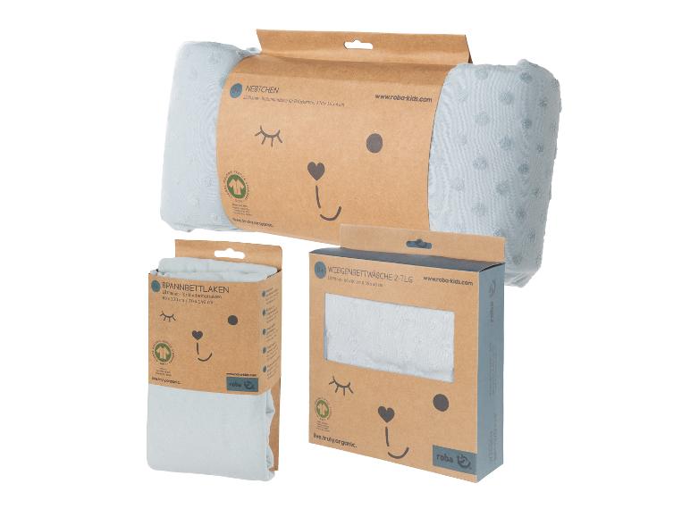 Roba Lil Planet Baby-Bettwäsche-Set, bestehend aus einer Bettumrandung, einem Spannbettlaken und Wiegenbettwäsche, alles in Bären-Kartonverpackungen.