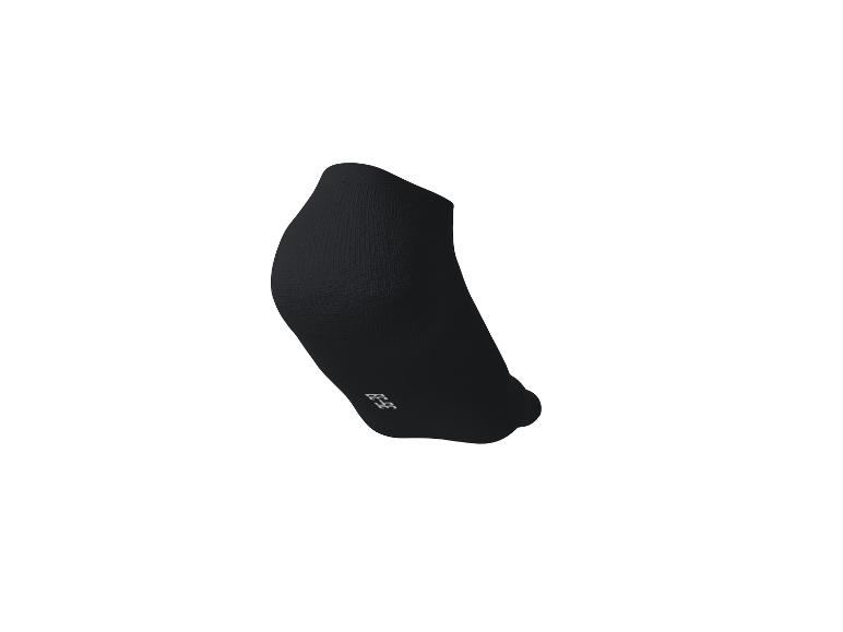 Schwarze kurze Socke mit Größe 35-38 auf der Sohle.