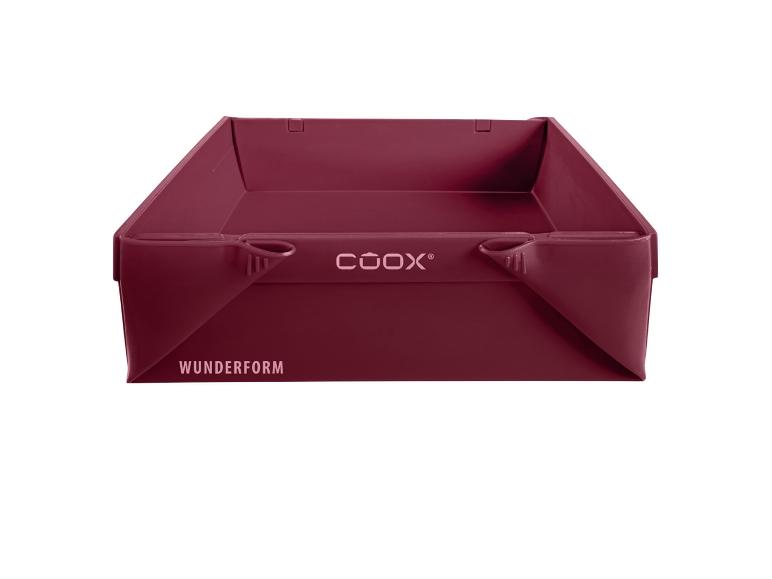 Eine bordeauxrote COOX® WUNDERFORM Backform auf weißem Hintergrund.