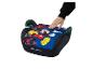 Kindersitzerhöhung mit Mickey-Maus-Motiv, mit einer Hand, die auf den Sitz drückt.