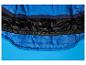 Blaue und schwarze Jacke mit Gummiband auf blauem Hintergrund.