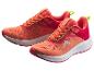 Ein Paar orange-rote Sportschuhe mit grünen Akzenten.