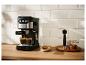 Schwarz-silberne Espressomaschine brüht zwei Tassen Kaffee in einer modernen Küche.