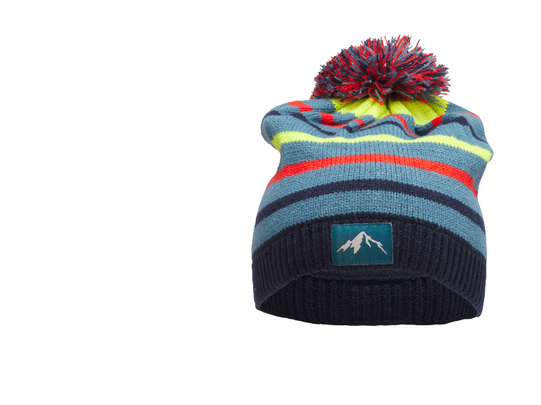 Gestreifte Wintermütze mit Bommel und Berg-Emblem.