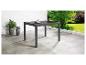 Quadratischer Gartentisch aus Aluminium mit Glasplatte.