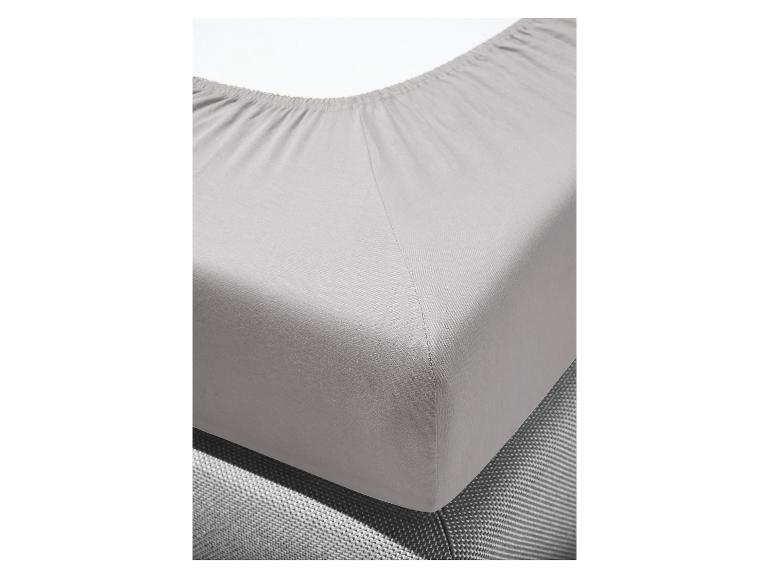 Hellgraues Spannbettlaken auf einer Matratze