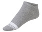 Graue Socken mit weißen Streifen.