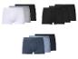Drei Packungen Herren-Boxershorts in Weiß, Grau, Schwarz und Blautönen.