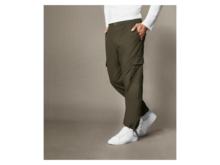 Khaki Cargohose für Herren mit weißen Schuhen.
