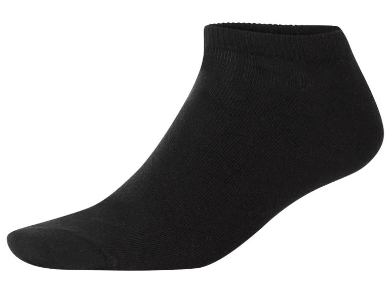 Eine einzelne schwarze Socke auf weißem Hintergrund.