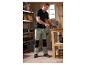 Mann in PARKSIDE® Arbeitshose bei der Holzbearbeitung in einer Werkstatt.