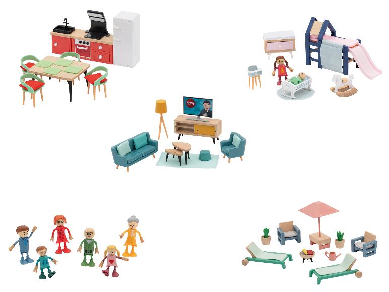 Spielzeugmöbel-Sets und Figuren, darunter Küche, Esszimmer, Schlafzimmer, Wohnzimmer und Außenbereich.