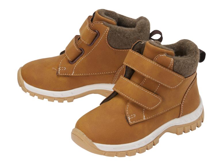 Ein Paar braune Kinderstiefel mit Klettverschlüssen und weißer Sohle.