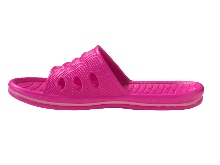 Rosa Plastik-Badeschlappen, isoliert auf schwarzem Hintergrund.