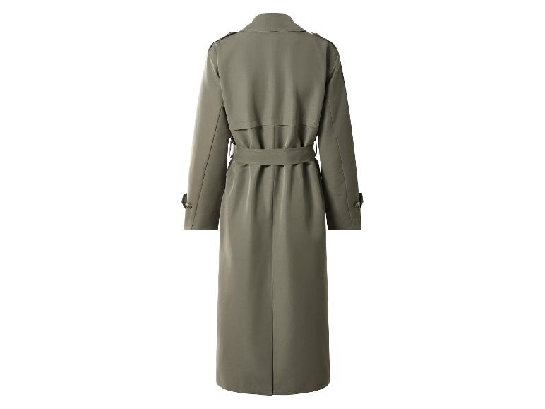 Rückenansicht eines langen, olivgrünen Trenchcoats mit Gürtel in der Taille.