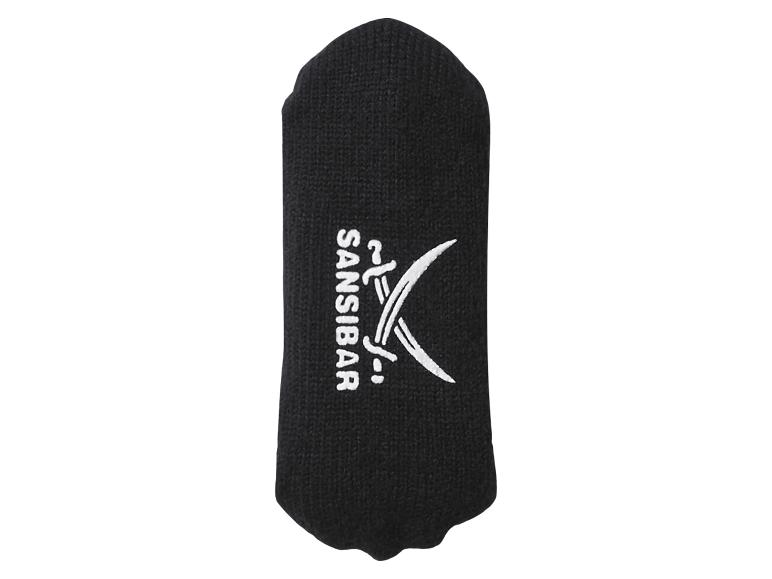 Schwarzer gestrickter Fingerling mit weißem Sansibar-Logo und gekreuzten Säbeln.