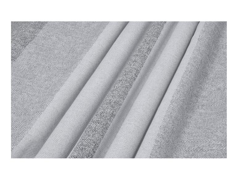 Grau-weiß gestreifter Stoff mit Fischgrätmuster