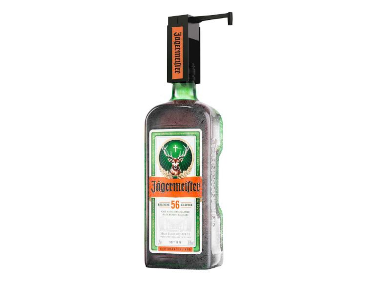 Jägermeister Flasche mit Spender auf weißem Hintergrund.