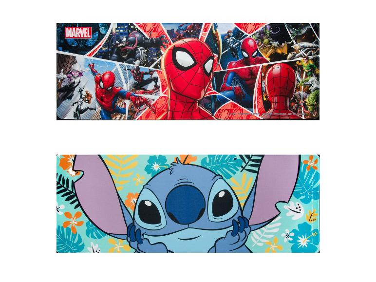 Zwei rechteckige Matten: eine mit Spider-Man und Schurken, die andere mit Stitch auf tropischem Hintergrund.