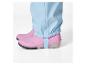 Hellblaue Regenhose mit pinken Gummistiefeln.