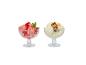 Zwei Eisbecher: Erdbeereis mit Erdbeeren und Minze, und Vanilleeis mit Feigen und Kumquats.