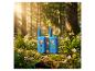 Zwei blaue Walkie-Talkies mit Cartoon-Kindern auf einem moosbewachsenen Baumstamm in einem sonnigen Wald.