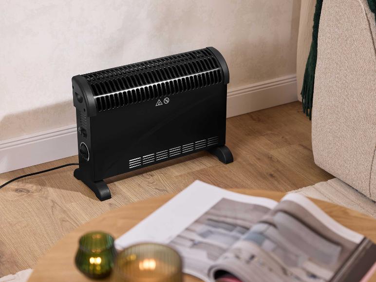TRONIC® Konvektor auf einem Holzboden in einem gemütlichen Wohnzimmer