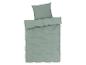 Graugrünes Bettwäsche-Set: Bettbezug, Kissenbezug und Kopfkissenbezug.