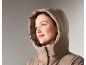 Frau in einer Winterjacke mit Kapuze