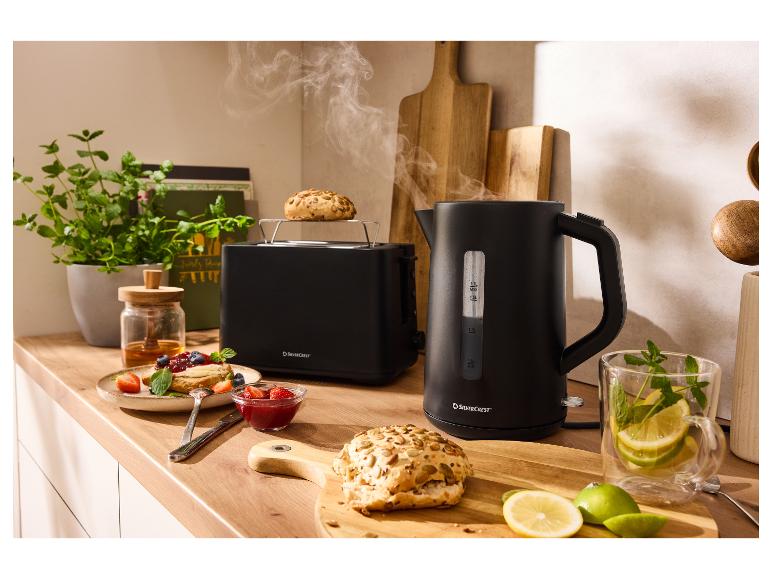 Schwarzer SilverCrest Toaster und Wasserkocher, mit Frühstück auf einer Holztheke.