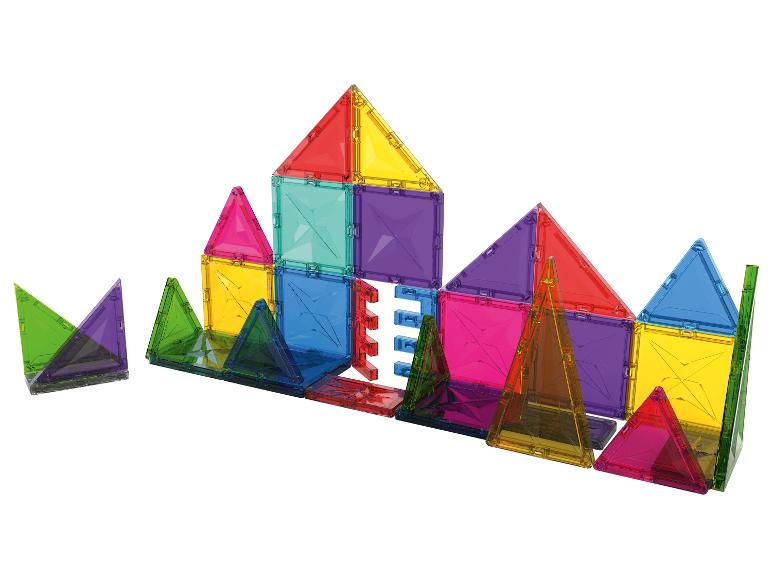 Eine Sammlung bunter, durchscheinender magnetischer Bauteile, angeordnet in Haus- und Pyramidenformen.