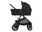 Schwarzer Kinderwagen mit Babywanne und Rädern, Seitenansicht.