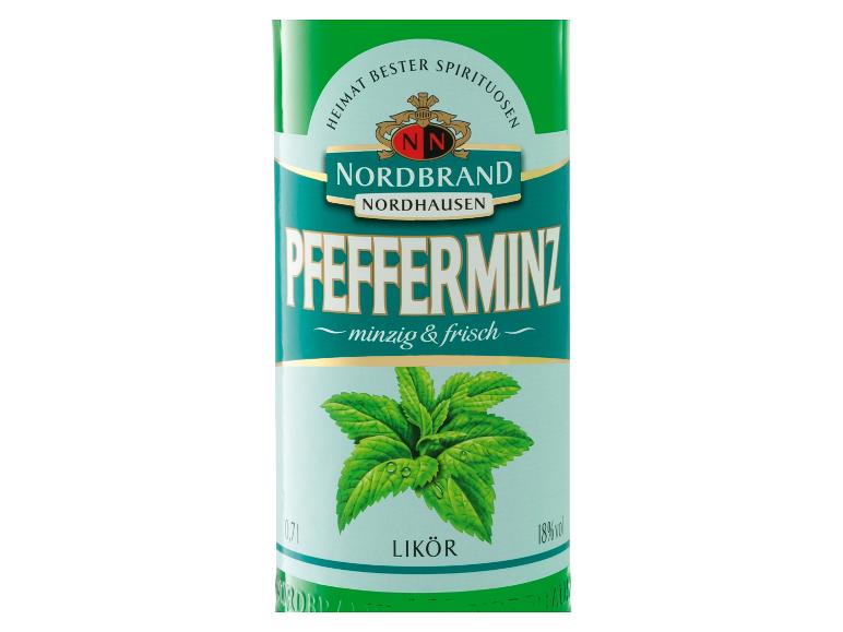 Grüne Flasche Pfefferminzlikör mit der Aufschrift „Pfefferminz minzig & frisch“ und Minzblättern.