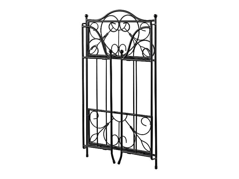 Ein schwarzes Metall-Garten-Tor mit einem ornamentalen Design.