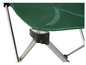Detail eines grünen klappbaren Campingstuhls.