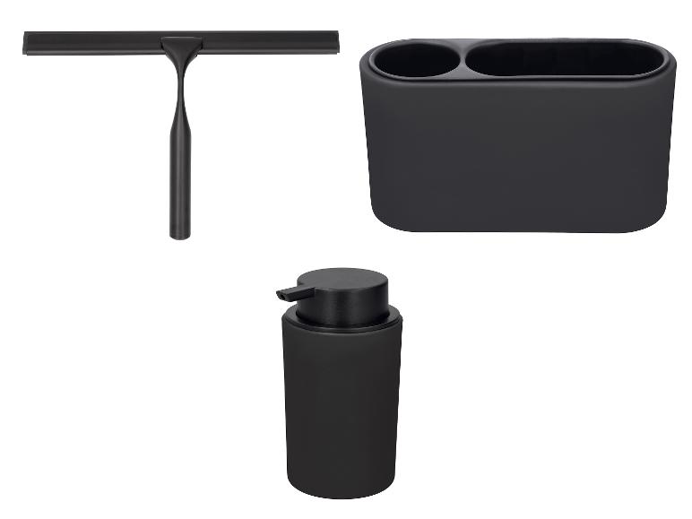 Schwarze Badaccessoires: ein Abzieher, ein doppelter Zahnbürstenhalter und ein Seifenspender.