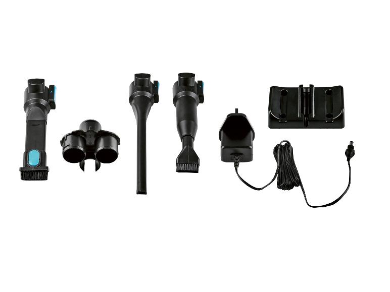 Ein Satz Zubehör für einen Staubsauger, inklusive Aufsätze, ein Ladegerät und eine Halterung.