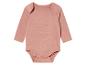 Ein rosafarbener Baby-Body mit langen Ärmeln.