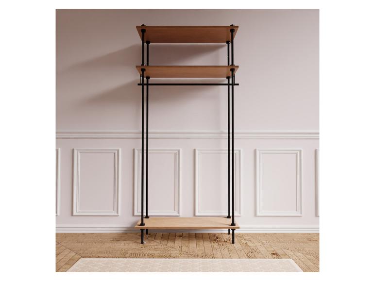 Freistehendes Kleiderregal mit Holzablagen und schwarzem Metallrahmen in einem Raum mit Holzboden.