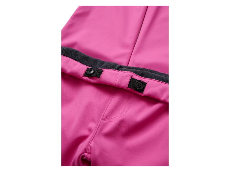 Detail einer fuchsiafarbenen Softshellhose mit dunkelgrauem Fleecefutter und verstellbaren Knöpfen am Bund.