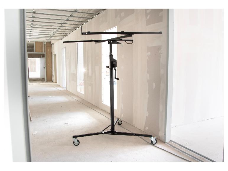 Gipsplattenlift in einem Raum im Bau mit freiliegender Deckenkonstruktion.