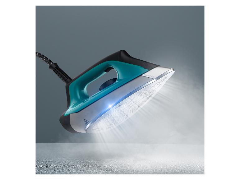 Türkis-schwarzes Dampfbügeleisen mit Dampf, der aus der Bügelsohle austritt.
