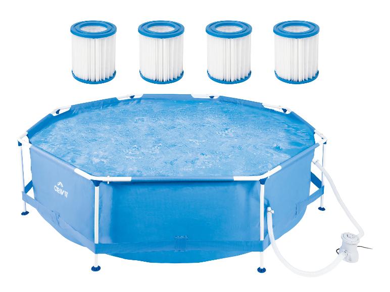 Blauer Rahmenpool mit Wasser gefüllt und vier Filterkartuschen.