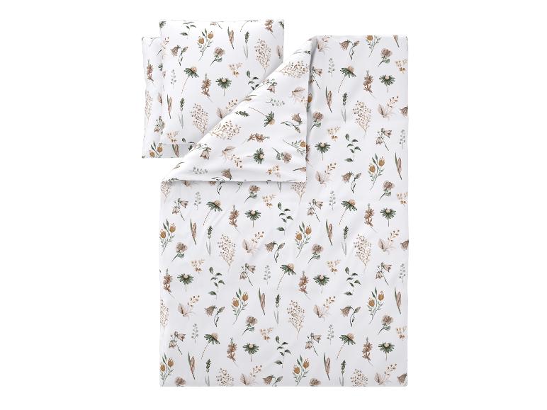 Weiße Baumwollbettwäsche mit einem Muster aus braun-grünen Blumen und Blättern.