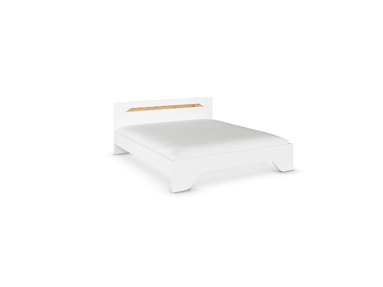 Weißes Bett mit Holzdetail am Kopfteil und einer weißen Matratze.