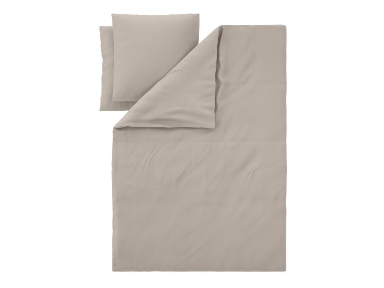 Einfarbiges beiges Bettwäsche-Set mit zwei Kissenbezügen und einem Bettbezug.