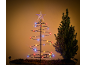 Spiral-Weihnachtsbaum mit bunten LED-Lichtern und einem kleinen Nadelbaum.