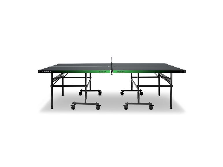 Schwarz-grüner Tischtennistisch mit Rollen, Netz und weißen Linien auf weißem Hintergrund.